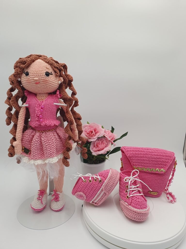 Presentamos a Nuestra Muñeca de Ensueño: Elegancia y Estilo Tejidos con Amor