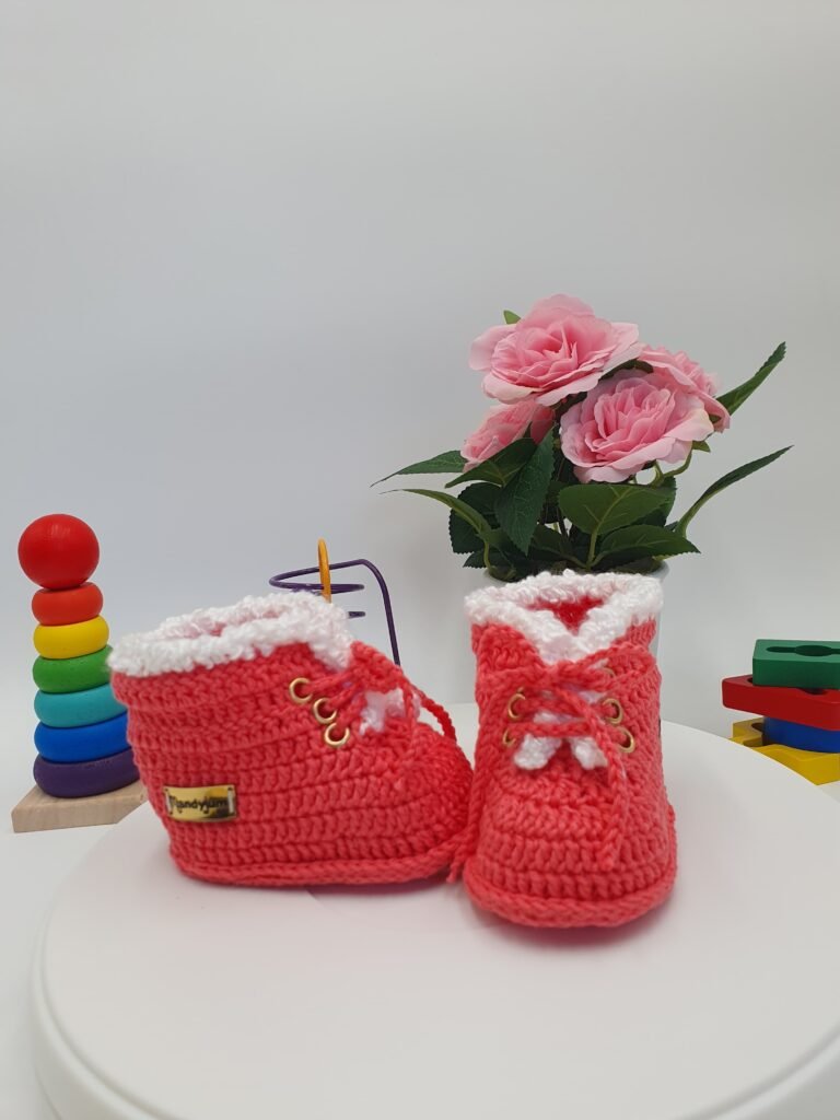 Presentamos las Botitas "Pasos de Algodón": Comodidad y Estilo en Cada Puntada