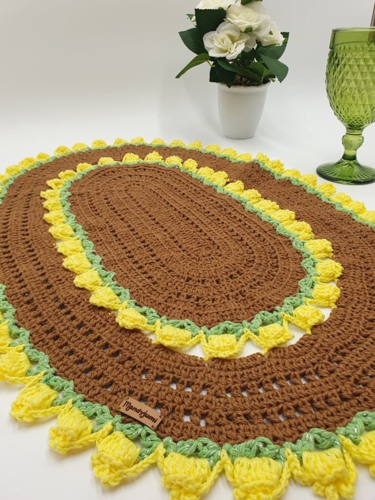 Camino de mesa de ganchillo con borde de tulipanes - Colección MandyJumi